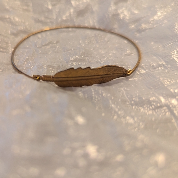 Gold feather bracelet - Picture 3 of 4